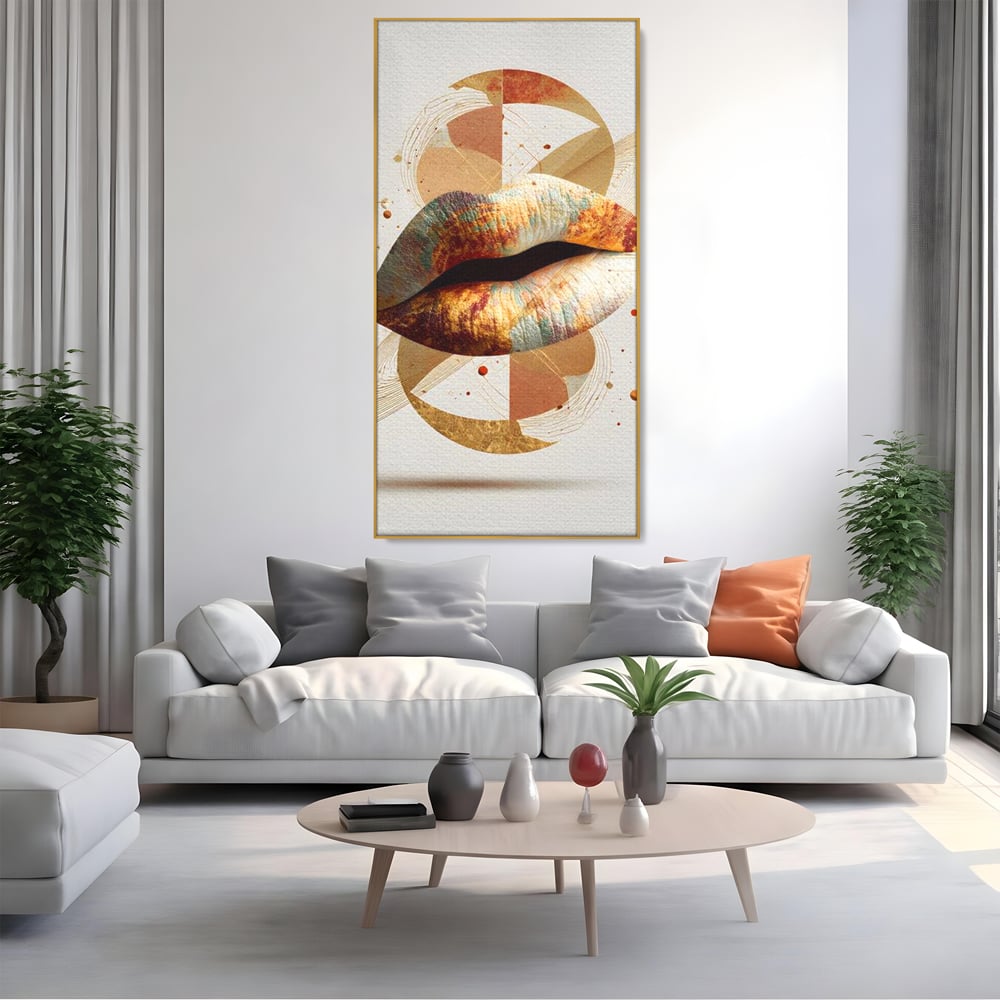 Tablou canvas cu tablou canvas cu buze aurii si forme geometrice, in rama de aluminiu auriu, pe perete intr-un living
